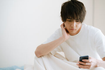 おやすみモードは浮気の証拠？通知設定の意味と不安なときの確認方法