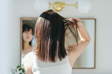 部屋で見つけた髪の毛が浮気のサインかも？冷静に判断するためのポイントを徹底解説