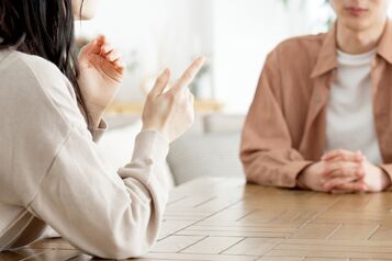 浮気が発覚した時に冷静に対処するためのポイントと初動の重要性を解説！