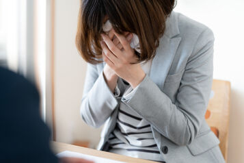 信じられない衝撃…旦那の長年の浮気とその対処法